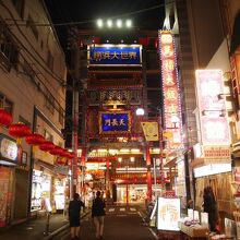 でっかい門みたいに見える大世界の手前にあるのが天長門。