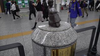 めちゃ人通りが多いところに。