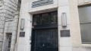 めちゃ物々しいビル。