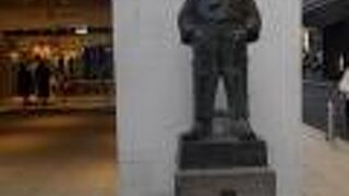  イカしたボーイの像。