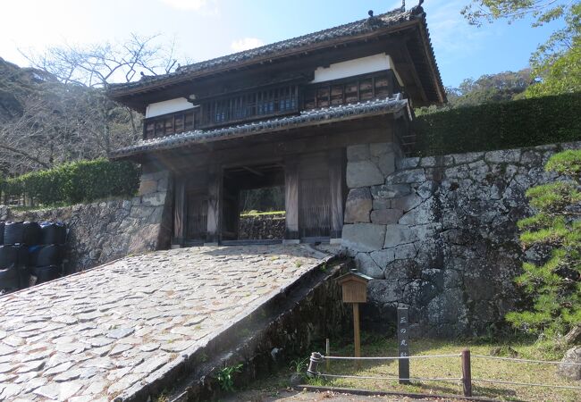 小藩の佐伯藩ですが、非常に立派な櫓門です。