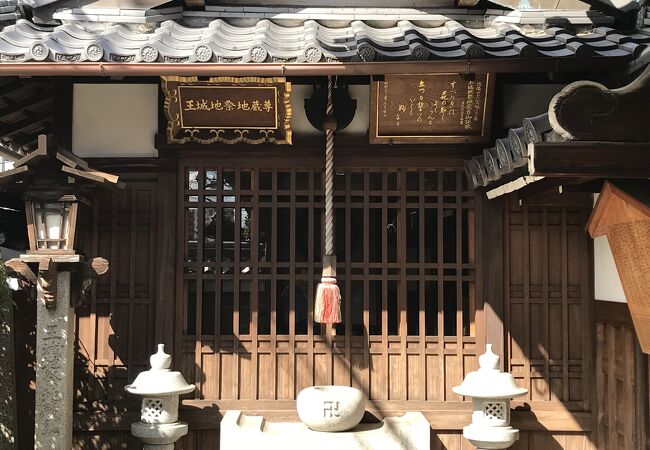 寺門左隣へ玉城地祭地蔵尊