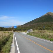 広い草原の景色の向こうに久住山系、阿蘇五岳が見える雄大な景色が楽しめます。