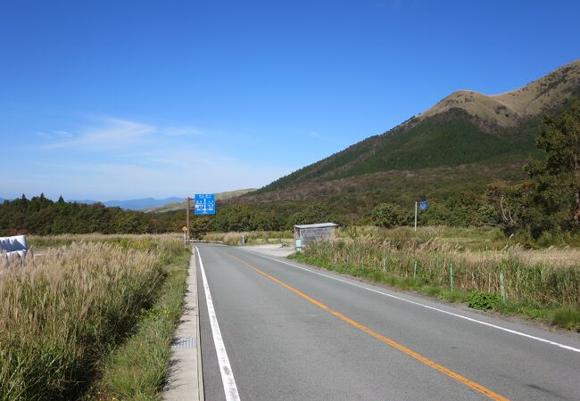 広い草原の景色の向こうに久住山系、阿蘇五岳が見える雄大な景色が楽しめます。