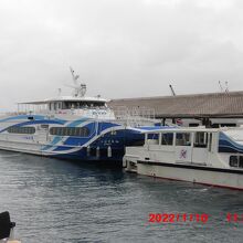 後ろの船が「あやぱに」