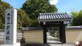 木々の豊富な落ち着いた寺院