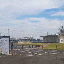 目の前に資料館があります