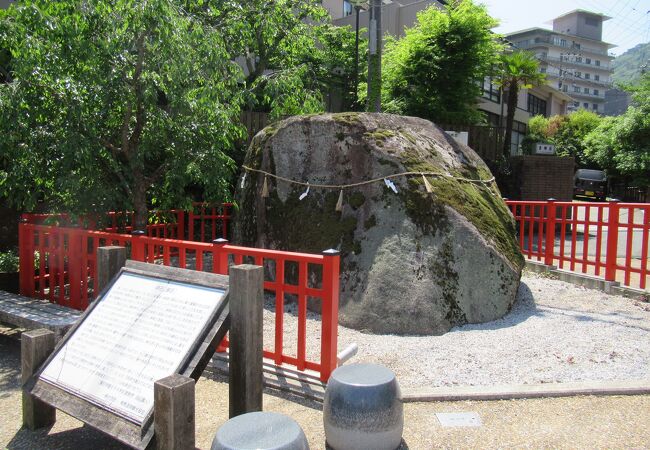 太閤橋近くの大きな石