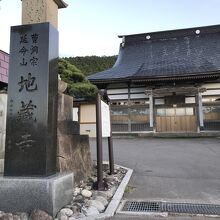 墓地エリアのお寺