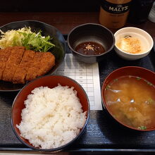 ジャンボメンチカツ定食700円