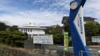 建物の前にも大きな瓶が置かれていた