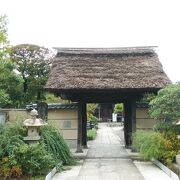 茅葺きの山門が印象的な寺院