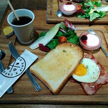 朝食は２階のカフェです。ホットコーヒーはおかわり可！