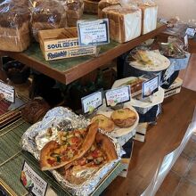 お惣菜パンも人気のようです。