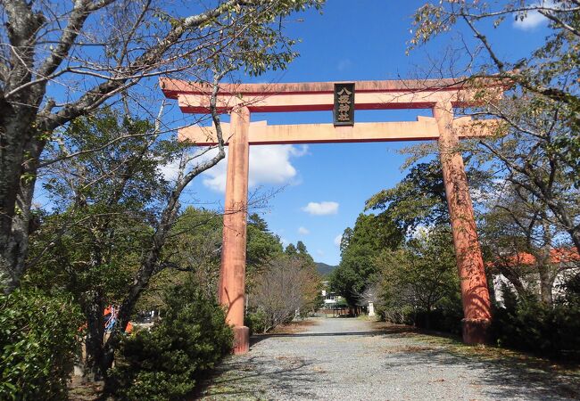 お社は屋根が2重になっていて渋みがある建物です