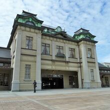 レトロ地区の象徴は門司港駅舎