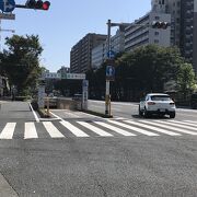 地下には大きな駐車場とゼスト御池