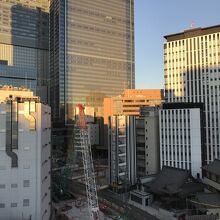 部屋からの駅ビルの眺め