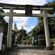 「わら天神」の通称で呼ばれる安産祈願の神社、藁に節があれば男児、節がなければ女児が誕生するといわれている。