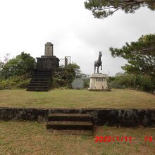 隣も何かの碑が