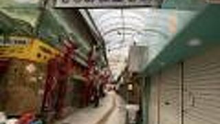 市場本通りと平行にある細いアーケード商店街！