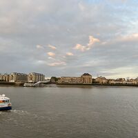 キャナリーウォーフ側から見たホテル