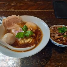 味玉醤油ラーメン900円と炙りチャーシュー丼のミニ200円