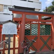 猿沢池のほとりにある小さな神社