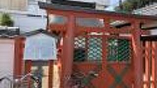 猿沢池のほとりにある小さな神社