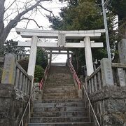 落ち着いた雰囲気の境内　