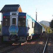 小淵沢―小諸間のＪＲ小海線を走る観光列車。ＪＲ最高地点１３７５ｍを徐行しながら通過