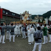 お神輿が出発。