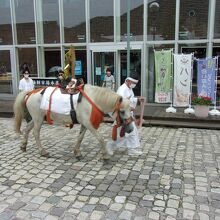 神馬でお神輿の後に続く神主さんたち