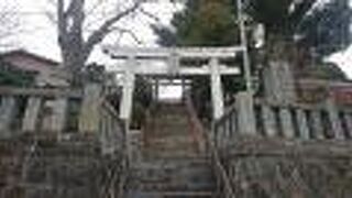 落ち着いた雰囲気の境内　