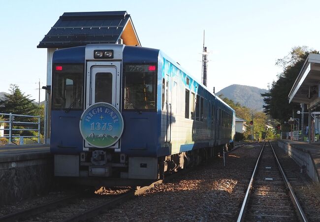 小淵沢―小諸間のＪＲ小海線を走る観光列車。ＪＲ最高地点１３７５ｍを徐行しながら通過