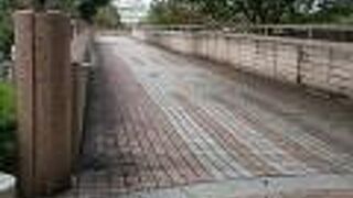 港の見える丘公園フランス山の入り口前に架かっている人道橋