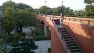 大佛次郎記念館と神奈川近代文学館の間に架かる歩道橋