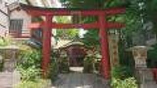 千代田区三崎町２丁目に鎮座している小さな稲荷神社