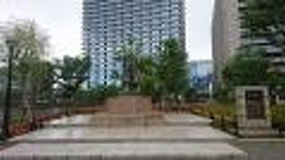 かなり大きな像で、遠くからでも目立ちます