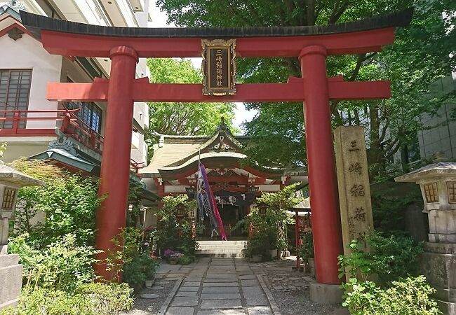 千代田区三崎町２丁目に鎮座している小さな稲荷神社