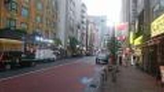 新橋２丁目から新橋６丁目まで続いています