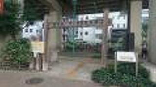 古川沿いにある小さな公園