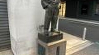 岡田屋モアズの入口にある像！