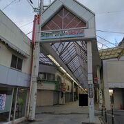 老舗の酒造やみやげ店もある商店街