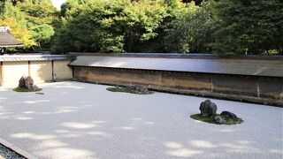 禅宗の世界観を形にしたシンプルを極めた方丈庭園（石庭）は縁側に座って眺めると良いでしょう。