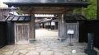 室内から見る苔むした庭園が美しい武家屋敷