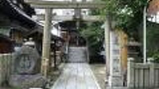 鳥居の横に、寄り添う夫婦神の石像