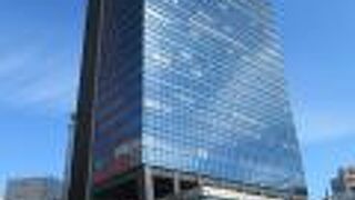 近くには電通ビルや浜離宮庭園があります