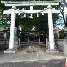 大鳥神社の鳥居と参道です。雑司ヶ谷の守護に任じてきました。