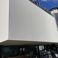 入り口はカフェ